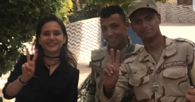  نيللى كريم تدلى بصوتها فى الانتخابات الرئاسية وتلتقط صورة مع رجال الجيش (صور)