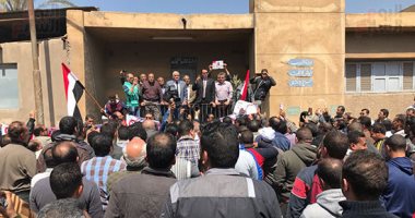 عمال شركة النصر بالمحلة يرفعون صور السيسي فى مسيرة للمشاركة بالانتخابات