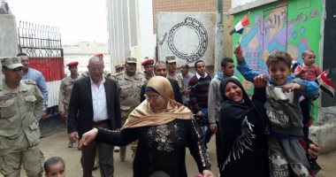 محافظ المنيا يتابع سير الانتخابات الرئاسية بلجان مركز أبو قرقاص.. صور