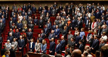 صور.. البرلمان الفرنسى يقف دقيقة حدادا على روح ضابط ضحى بحياته لإنقاذ آخرين