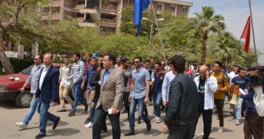 جامعة أسيوط تنظم مسيرة لحث الطلاب على المشاركة فى الانتخابات الرئاسية"صور"