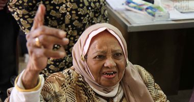 صور.. مسنة تدلى بصوتها على كرسى متحرك بمصر الجديدة
