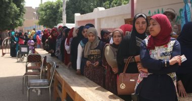 صور 750 فتاة من العاملات بمصانع "النحاس والكليم" بقنا يدلين بأصواتهن وسط فرحه عارمة   