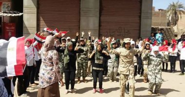 صور.. طالبات يقدمن عرضا بالزى العسكرى أمام اللجان بالدقهلية للحث على المشاركة