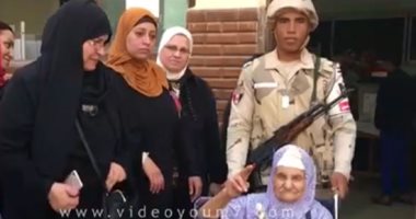 فيديو.. مسنة تصر على التقاط الصور التذكارية مع رجال الأمن عقب التصويت فى الانتخابات