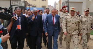 محافظ قنا ومساعد قائد الجيش الثالث الميدانى يتفقدان سير العملية الانتخابية
