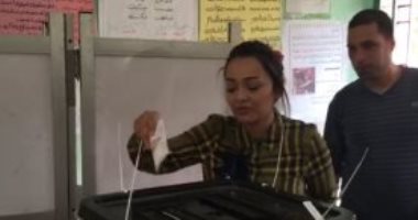 فيديو.. الفنانة راندا البحيرى تدلى بصوتها فى الانتخابات الرئاسية