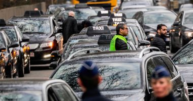 صور.. سائقو سيارات الأجرة يشلون بروكسل احتجاجا على مشروع يصب فى صالح "أوبر"