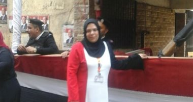 سيدة ترتدى علم مصر: "بنحبك يا سيسى والملايين فى الشوارع يؤيدونك"
