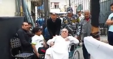 فيديو.. مسن يشارك فى اﻻنتخابات .. والشرطة تستقبله بكرسى متحرك