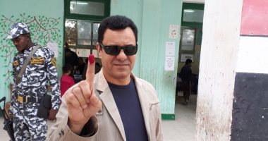 صور..حسين يوسف يدلى بصوته فى الانتخابات ويؤكد : واجب وطنى لايجب التقاعس عنه