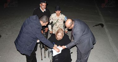 رئيس لجنة بمصر الجديدة يخرج باستمارة التصويت لمسنة خارج اللجنة "صور" 