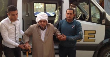 صور.. مدير أمن كفر الشيخ يرسل سيارة خاصة لمسن قبل غلق باب التصويت