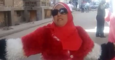 فيديو.. سيدة ترتدى ملابس بألوان علم مصر تناشد المواطنين النزول للتصويت بشبرا