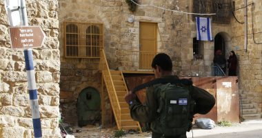 مستوطنون يرشقون سيارت الفلسطينيين  بالحجارة جنوب الخليل