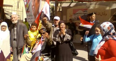 صور.. مسيرة لمعلمى الإسكندرية لحث المواطنين على المشاركة بالانتخابات