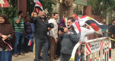 صور.. الأغانى الوطنية تلهب حماس المشاركين بالانتخابات أمام اللجان بأسيوط