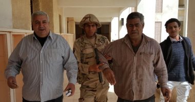 صور.. قوات الجيش والشرطة تساعد كبار السن للإدلاء بأصواتهم بلجان شبرا الخيمة