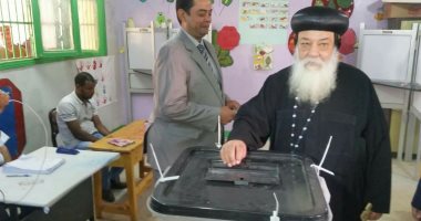 مطران أسوان يدلى بصوته فى الانتخابات الرئاسية بمدرسة محمد منير
