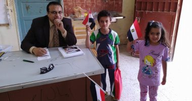 صور.. رئيس لجنة ببنى سويف يهدى أعلام مصر للناخبين وأطفالهم 