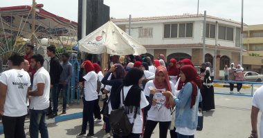 طلاب "تربية الغردقة" يحتشدون أمام اللجان لحث المواطنين على المشاركة بالانتخابات
