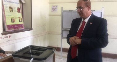 صور.. رئيس جامعة أسيوط يدلى بصوته فى الانتخابات الرئاسية