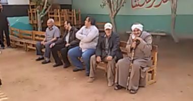 كبار السن أمام لجان بنى سويف: متواجدين منذ الصباح حباً فى مصر 