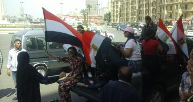 فتيات ومسنات يحتفلن بانتخابات الرئاسة على الأغانى الوطنية بميدان التحرير