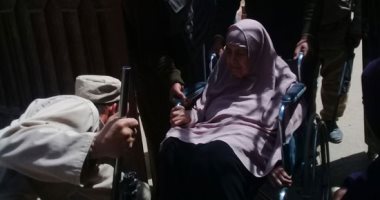 فيديو.. قوات الشرطة بالفيوم تصطحب عجوز من منزلها إلى اللجان للإدلاء بصوتها