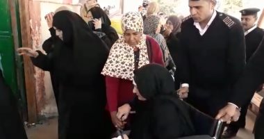 فيديو..الشرطة تساعد مسنة فى الوصول للجنتها بمجمع التونسى بالخليفة