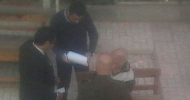 رئيس لجنة ينتقل لأحد كبار السن للإدلاء بصوته فى الإسكندرية