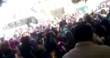 فيديو.. زحام شديد واحتفالات على أنغام "أبو الرجولة" أمام اللجان الانتخابية
