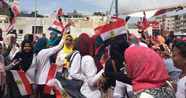 مسيرات لطلاب "من أجل مصر" أمام لجان الغردقة لحث المواطنين على المشاركة