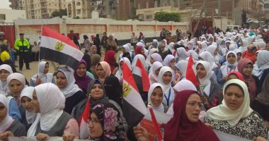 فيديو وصور.. مسيرة احتفالية لطالبات مطروح أمام اللجان الانتخابية