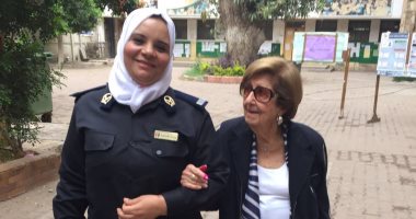 صور.. الشرطة النسائية تساعد كبار السن للإدلاء بأصواتهم فى لجان الزمالك