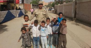 أطفال حدائق حلوان يلتقطون الصور التذكارية مع رجال الجيش أمام اللجان