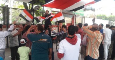 أهالى المطرية يحتفلون بأعلام مصر على أنغام "بشرة خير"