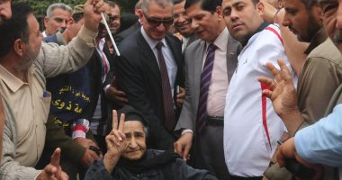 مسنة ترفع علامة النصر خلال تفقد محافظ كفر الشيخ إحدى اللجان