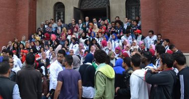 رئيس جامعة الإسكندرية يستقبل الطلاب المتوجهين للانتخابات