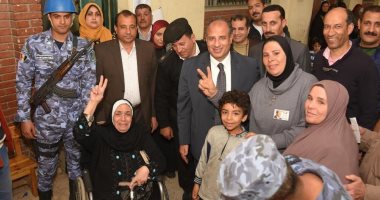  سيدة مسنة من ذوى الاحتياجات الخاصة ترفع علامة النصر داخل اللجنة بالإسكندرية