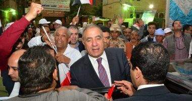 صور.. الناخبون يستقبلون وزير التنمية المحلية بالأعلام خلال تفقده لجان الجيزة
