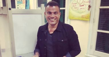 عمرو دياب يدلى بصوته فى الانتخابات قبل غلق مراكز الاقتراع