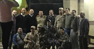 الناخبون يلتقطون صورا تذكارية مع رجال الجيش والشرطة