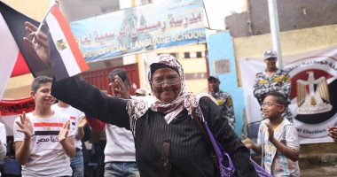 الناخبون يرقصون أمام لجان انتخابات الزيتون على الأغانى الوطنية