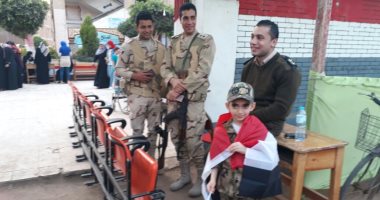 صور.. طفل يرتدى زيا عسكريا ويرفع علم مصر.. والسيدات تتوافد على لجان الغربية