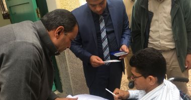صور.. قاض بالشرقية يخرج باستمارة التصويت لمواطن من ذوى الاحتياجات الخاصة