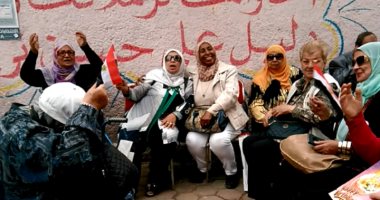 صور.. زغاريد أمام لجنة انتخابية بمصر الجديدة.. وسيدات يرددن "قالوا إيه"