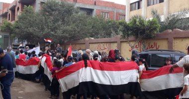 صور.. توافد السيدات بأعلام مصر على اللجان الانتخابية فى شبرا الخيمة