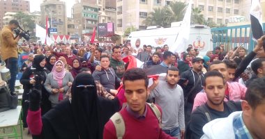 صور.. طلاب جامعة المنصورة فى مسيرة للدعوة للمشاركة فى الانتخابات