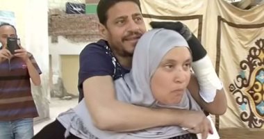 "ABC News" تبرز حمل سيدة مصرية زوجها المريض للإدلاء بصوته فى الانتخابات